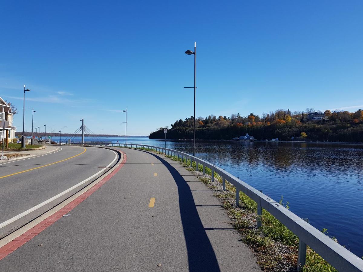 Kokomo Inn Bed And Breakfast Ottawa-Gatineau'S Only Tropical Riverfront B&B On The National Capital Cycling Pathway Route Verte #1 - For Adults Only - Chambre D'Hotes Tropical Aux Berges Des Outaouais Bnb #17542O المظهر الخارجي الصورة