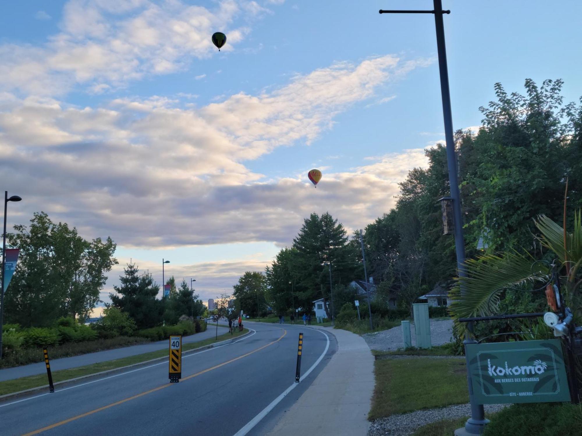 Kokomo Inn Bed And Breakfast Ottawa-Gatineau'S Only Tropical Riverfront B&B On The National Capital Cycling Pathway Route Verte #1 - For Adults Only - Chambre D'Hotes Tropical Aux Berges Des Outaouais Bnb #17542O المظهر الخارجي الصورة