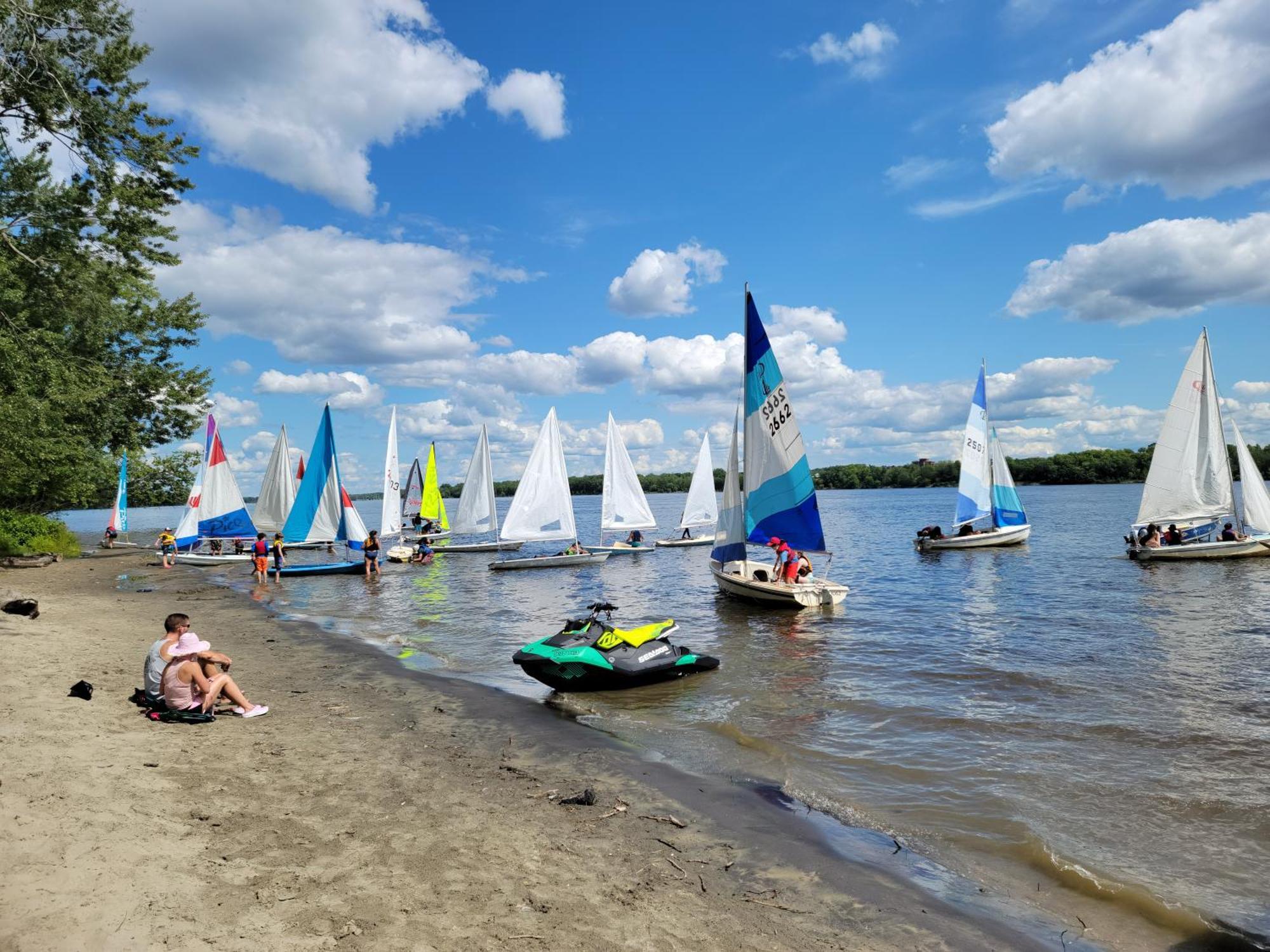 Kokomo Inn Bed And Breakfast Ottawa-Gatineau'S Only Tropical Riverfront B&B On The National Capital Cycling Pathway Route Verte #1 - For Adults Only - Chambre D'Hotes Tropical Aux Berges Des Outaouais Bnb #17542O المظهر الخارجي الصورة