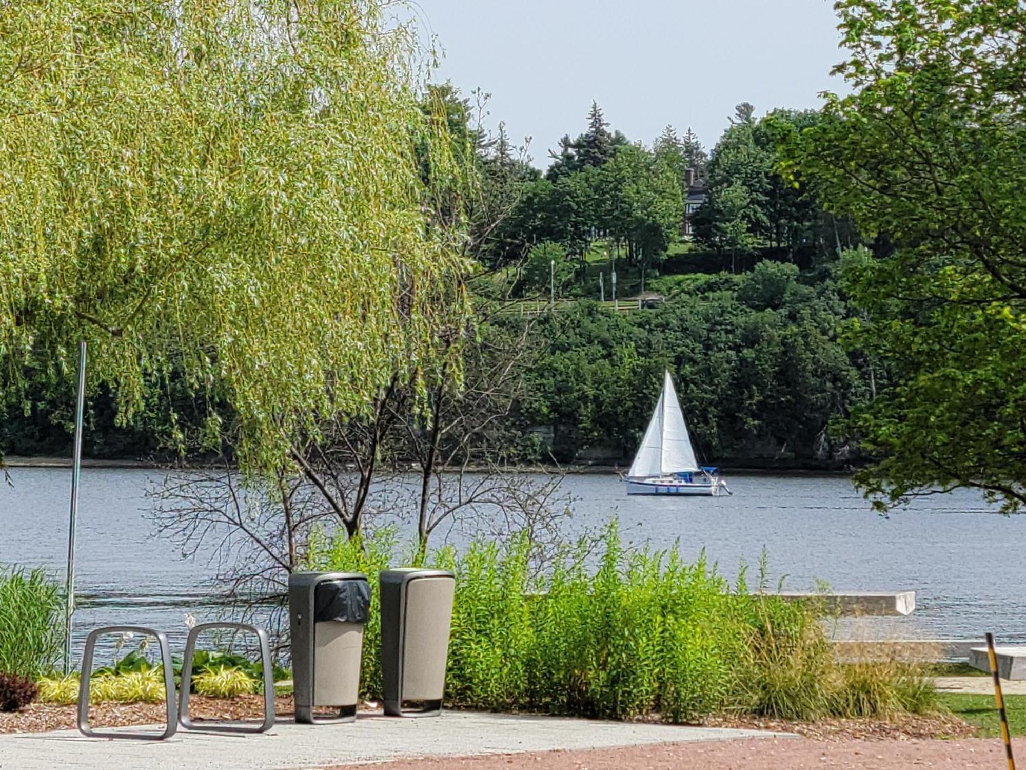 Kokomo Inn Bed And Breakfast Ottawa-Gatineau'S Only Tropical Riverfront B&B On The National Capital Cycling Pathway Route Verte #1 - For Adults Only - Chambre D'Hotes Tropical Aux Berges Des Outaouais Bnb #17542O المظهر الخارجي الصورة