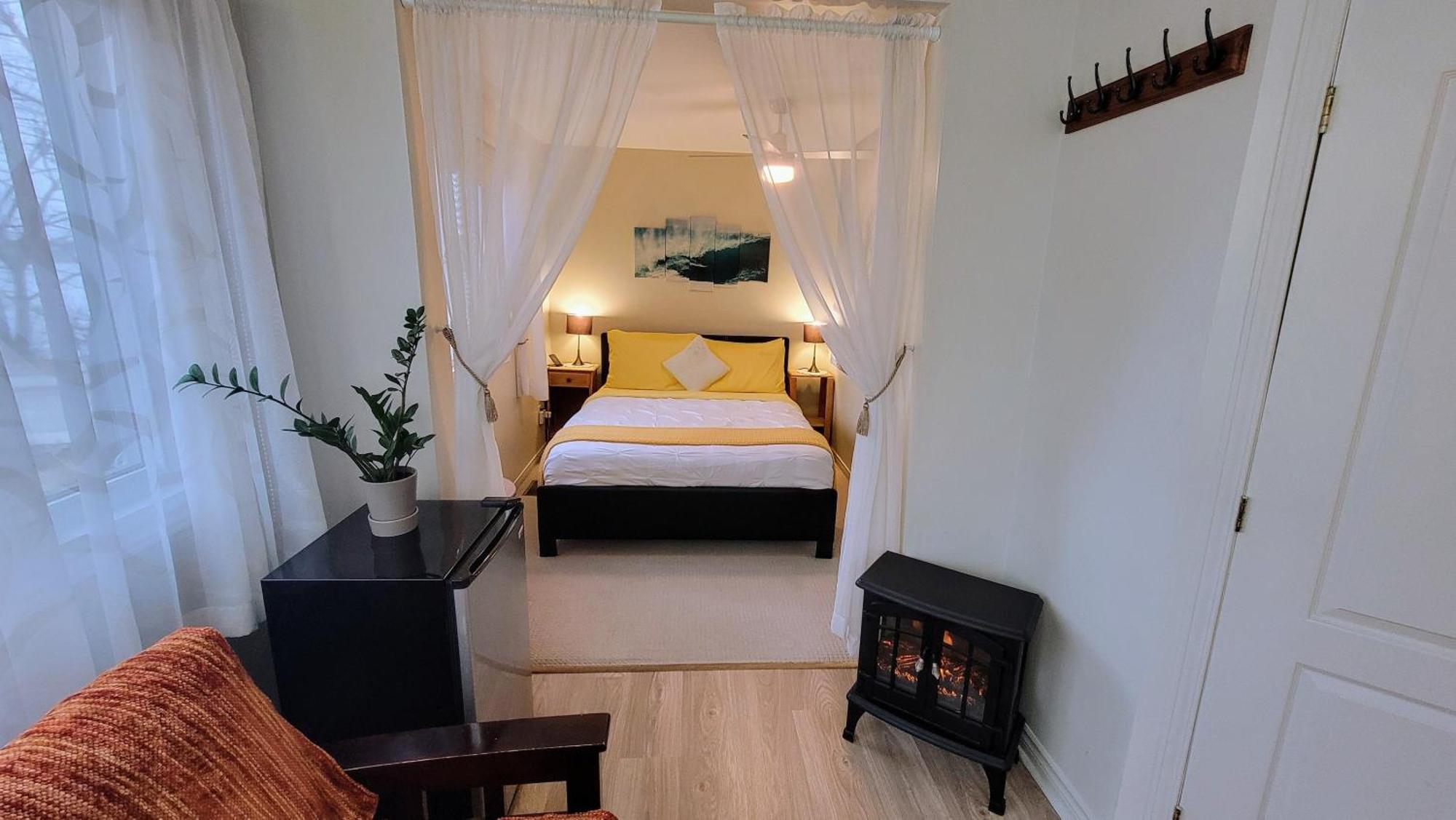 Kokomo Inn Bed And Breakfast Ottawa-Gatineau'S Only Tropical Riverfront B&B On The National Capital Cycling Pathway Route Verte #1 - For Adults Only - Chambre D'Hotes Tropical Aux Berges Des Outaouais Bnb #17542O المظهر الخارجي الصورة