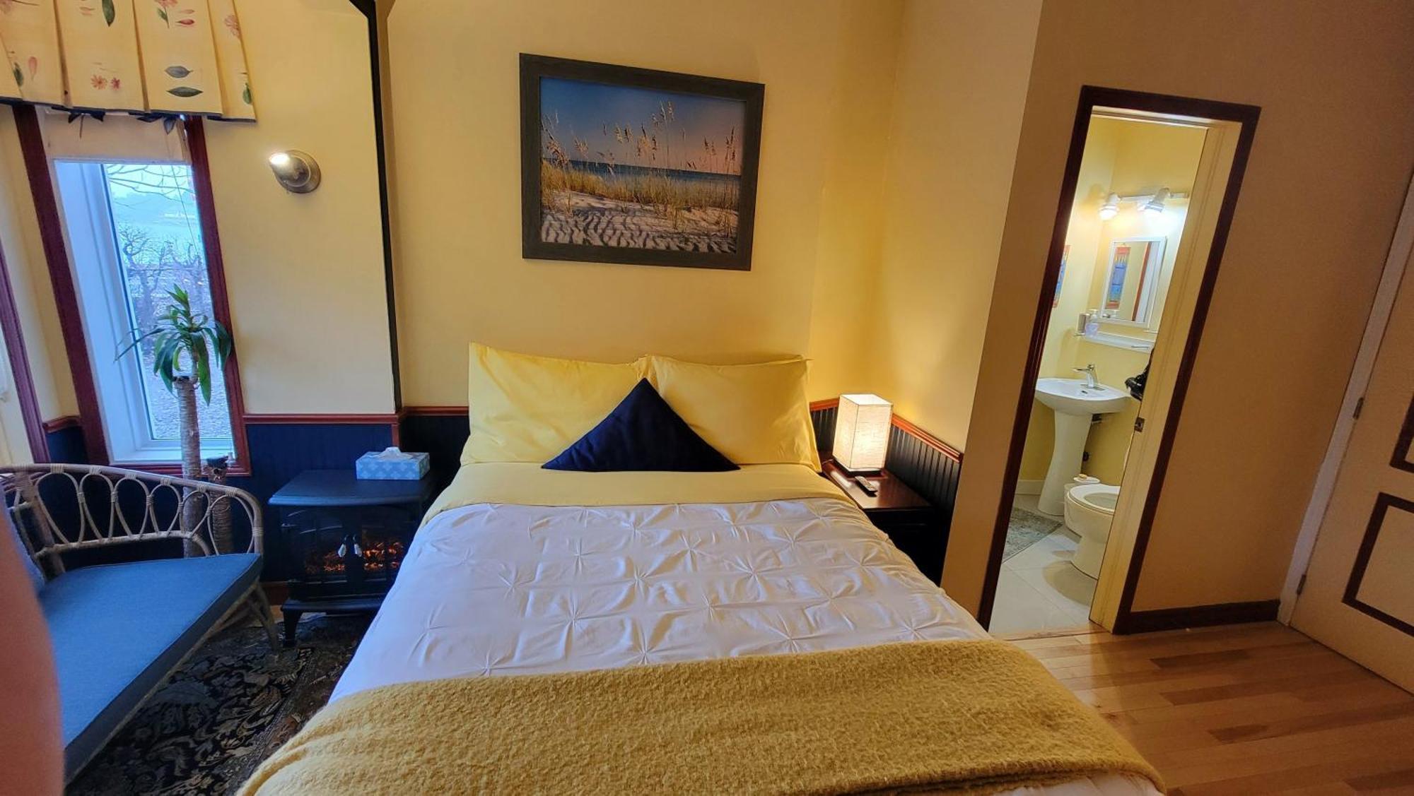 Kokomo Inn Bed And Breakfast Ottawa-Gatineau'S Only Tropical Riverfront B&B On The National Capital Cycling Pathway Route Verte #1 - For Adults Only - Chambre D'Hotes Tropical Aux Berges Des Outaouais Bnb #17542O الغرفة الصورة