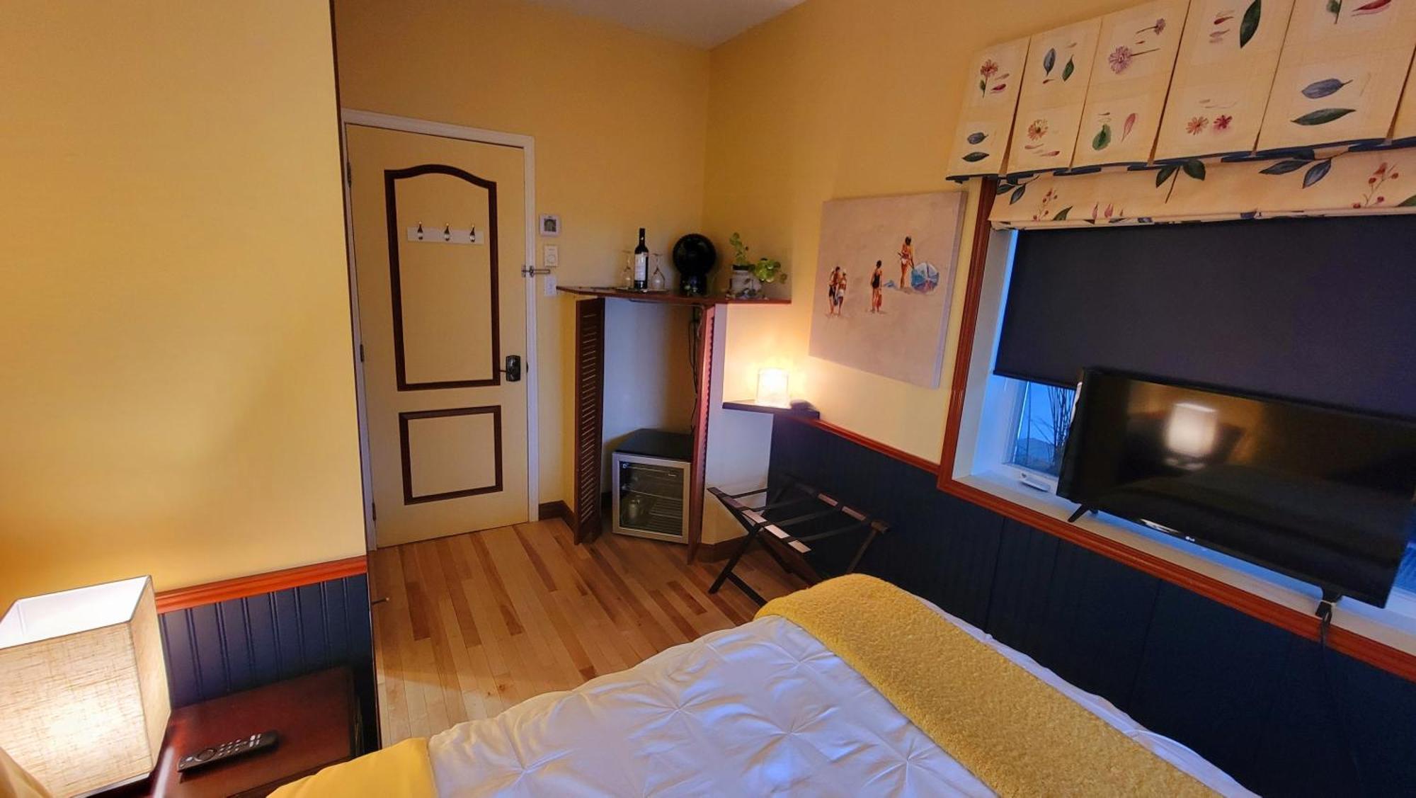 Kokomo Inn Bed And Breakfast Ottawa-Gatineau'S Only Tropical Riverfront B&B On The National Capital Cycling Pathway Route Verte #1 - For Adults Only - Chambre D'Hotes Tropical Aux Berges Des Outaouais Bnb #17542O الغرفة الصورة