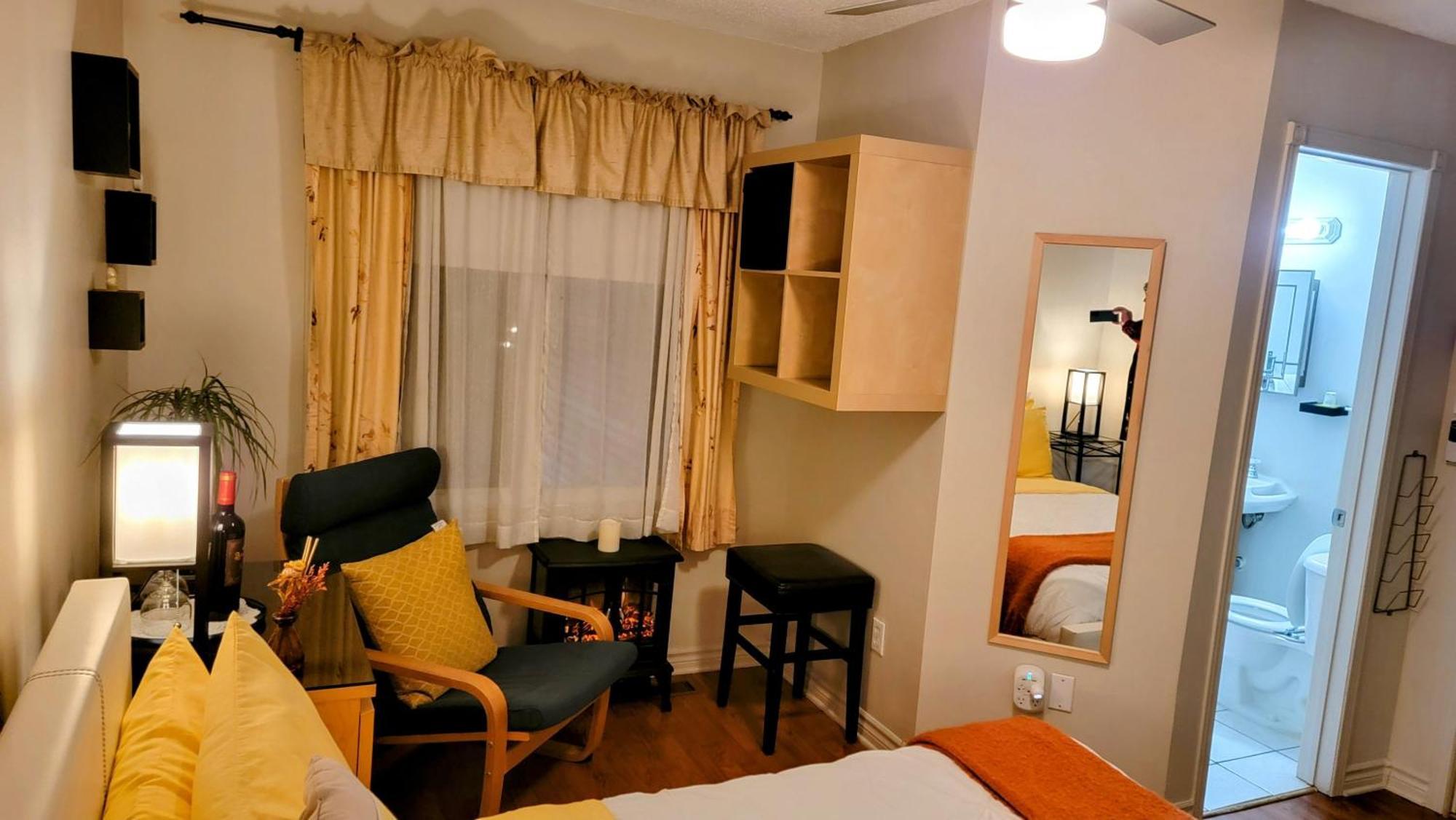 Kokomo Inn Bed And Breakfast Ottawa-Gatineau'S Only Tropical Riverfront B&B On The National Capital Cycling Pathway Route Verte #1 - For Adults Only - Chambre D'Hotes Tropical Aux Berges Des Outaouais Bnb #17542O الغرفة الصورة
