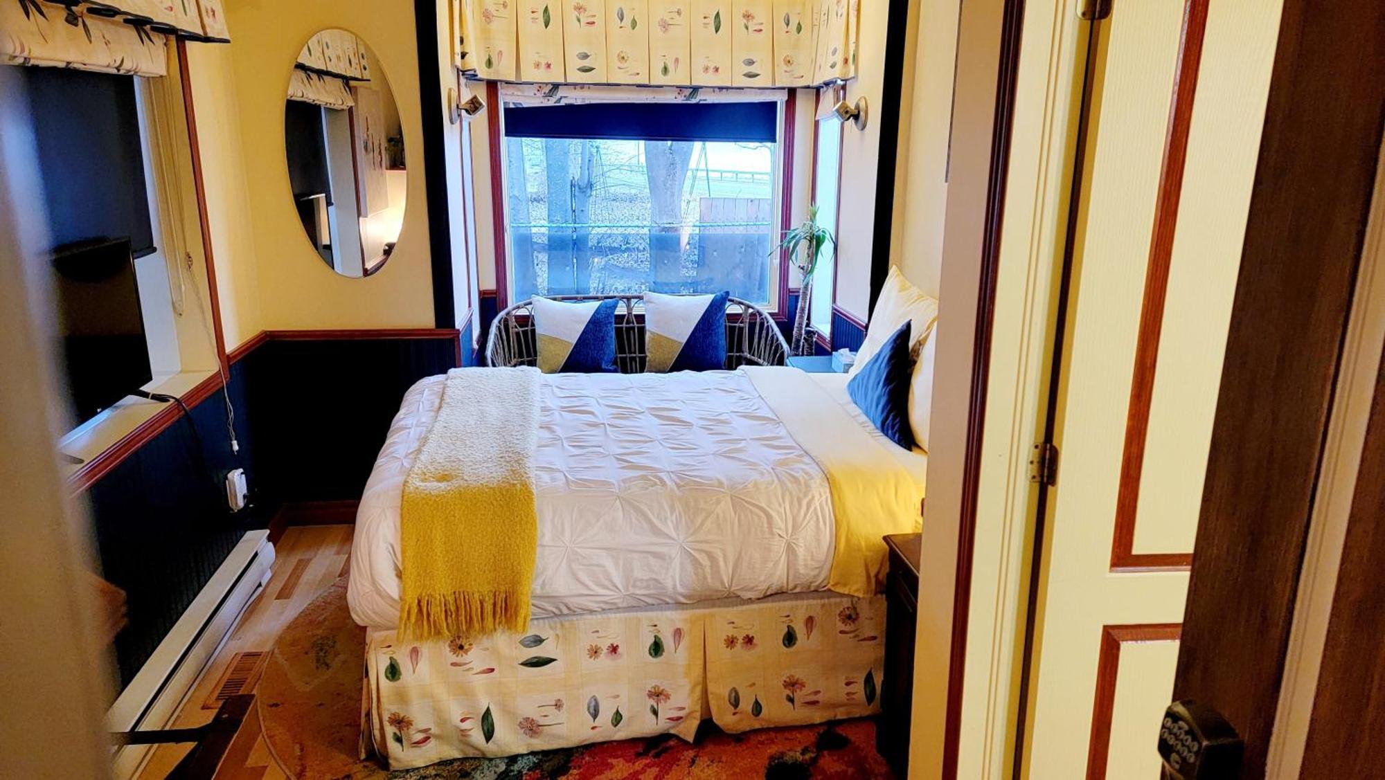Kokomo Inn Bed And Breakfast Ottawa-Gatineau'S Only Tropical Riverfront B&B On The National Capital Cycling Pathway Route Verte #1 - For Adults Only - Chambre D'Hotes Tropical Aux Berges Des Outaouais Bnb #17542O الغرفة الصورة
