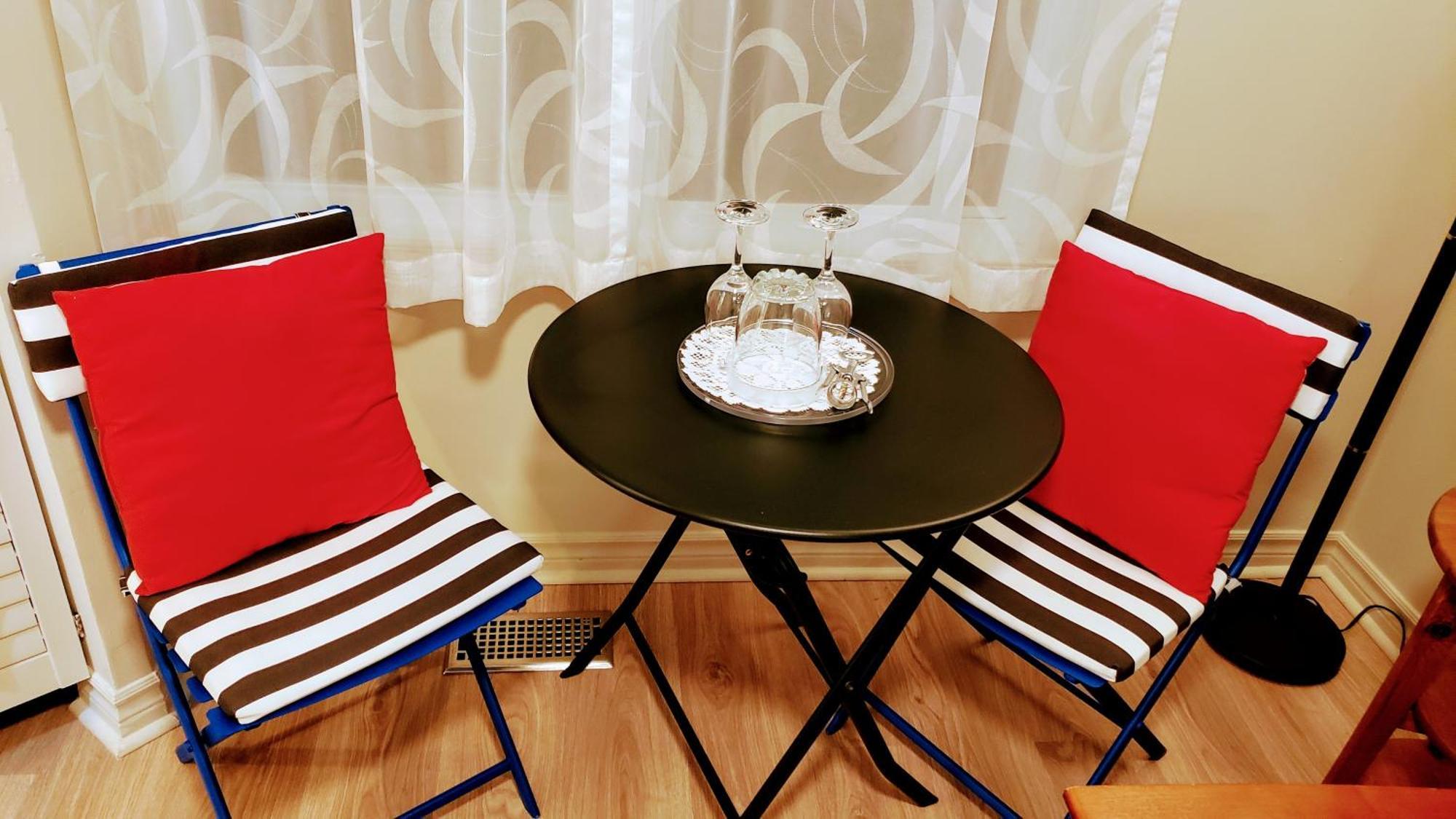 Kokomo Inn Bed And Breakfast Ottawa-Gatineau'S Only Tropical Riverfront B&B On The National Capital Cycling Pathway Route Verte #1 - For Adults Only - Chambre D'Hotes Tropical Aux Berges Des Outaouais Bnb #17542O الغرفة الصورة